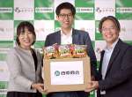 子ども食堂にスナック菓子を贈った西原商会の担当者（中央）ら＝４日、鹿児島市与次郎１丁目の西原商会