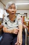 長崎で被爆し、左腕には長くガラス片が埋まっていた笠利イモコさん＝６月、奄美市笠利