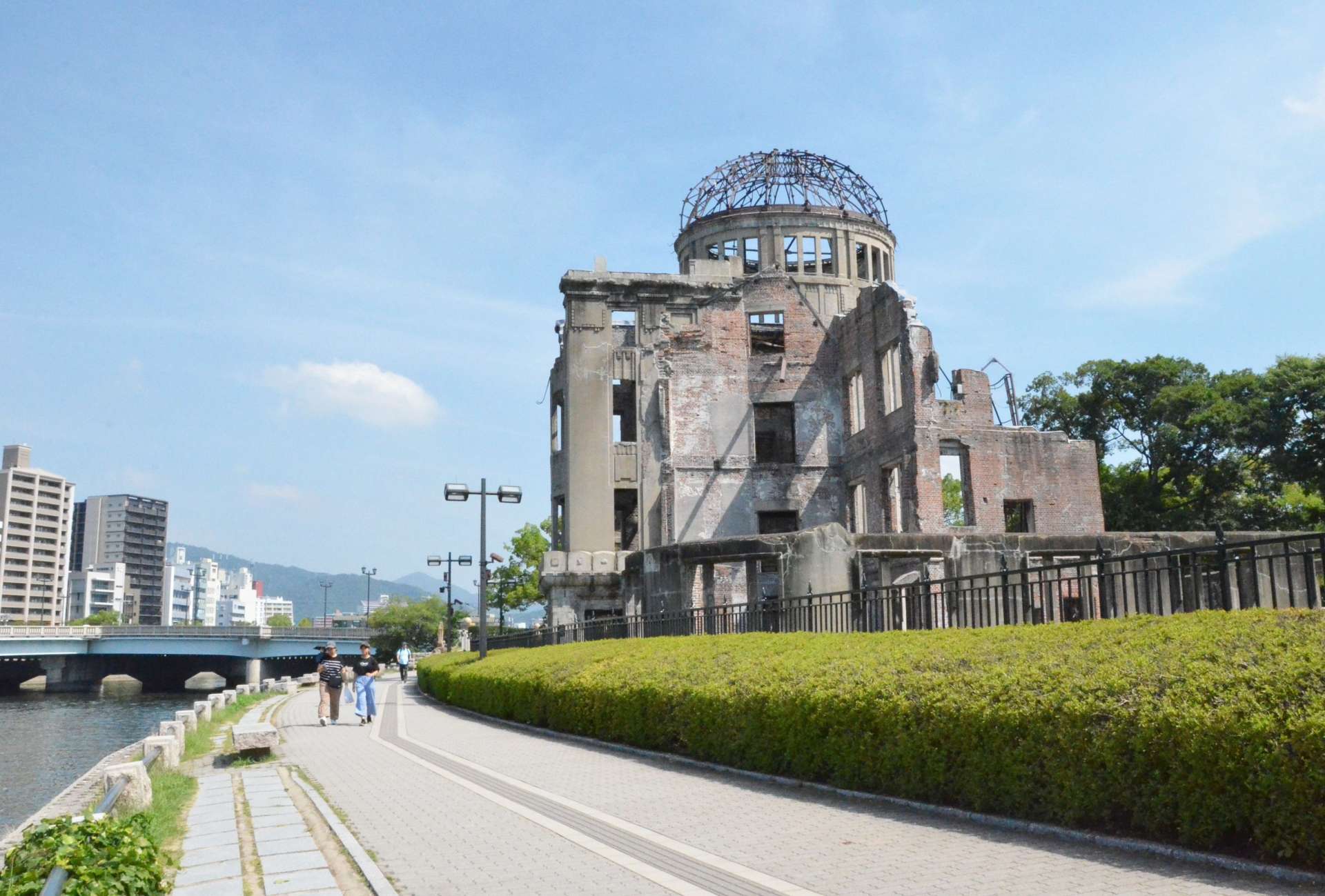 ８０年前の８月６日に被爆した、原爆ドームの外観。柵に囲まれている＝広島市中区大手町