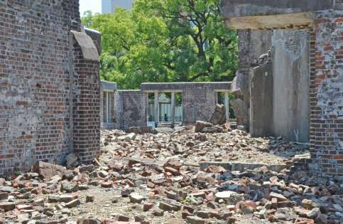 外壁のレンガは崩れ落ち地面に散乱している＝７月３０日、広島市中区大手町