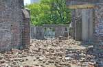 外壁のレンガは崩れ落ち地面に散乱している＝７月３０日、広島市中区大手町