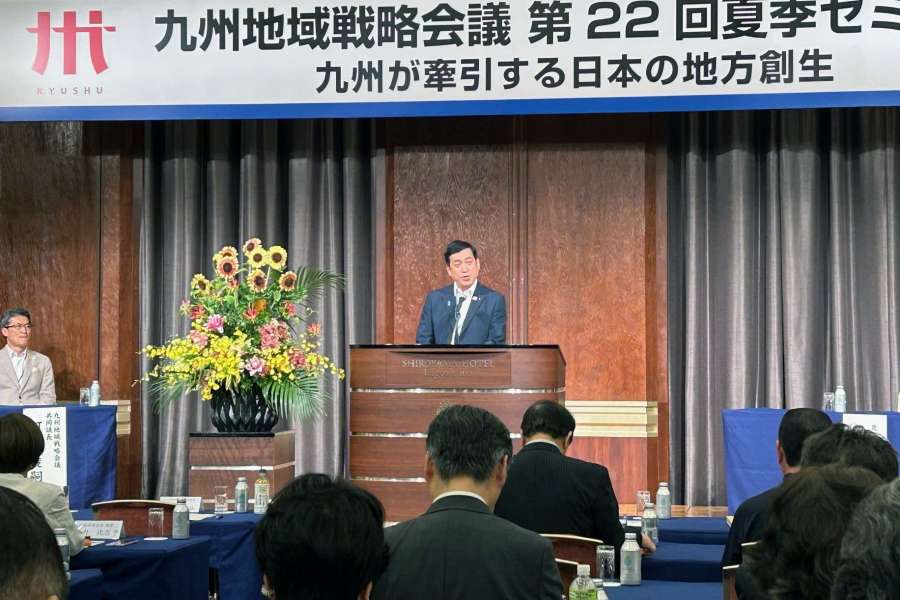 九州地域戦略会議のセミナーであいさつする塩田康一知事＝５日、鹿児島市の城山ホテル鹿児島