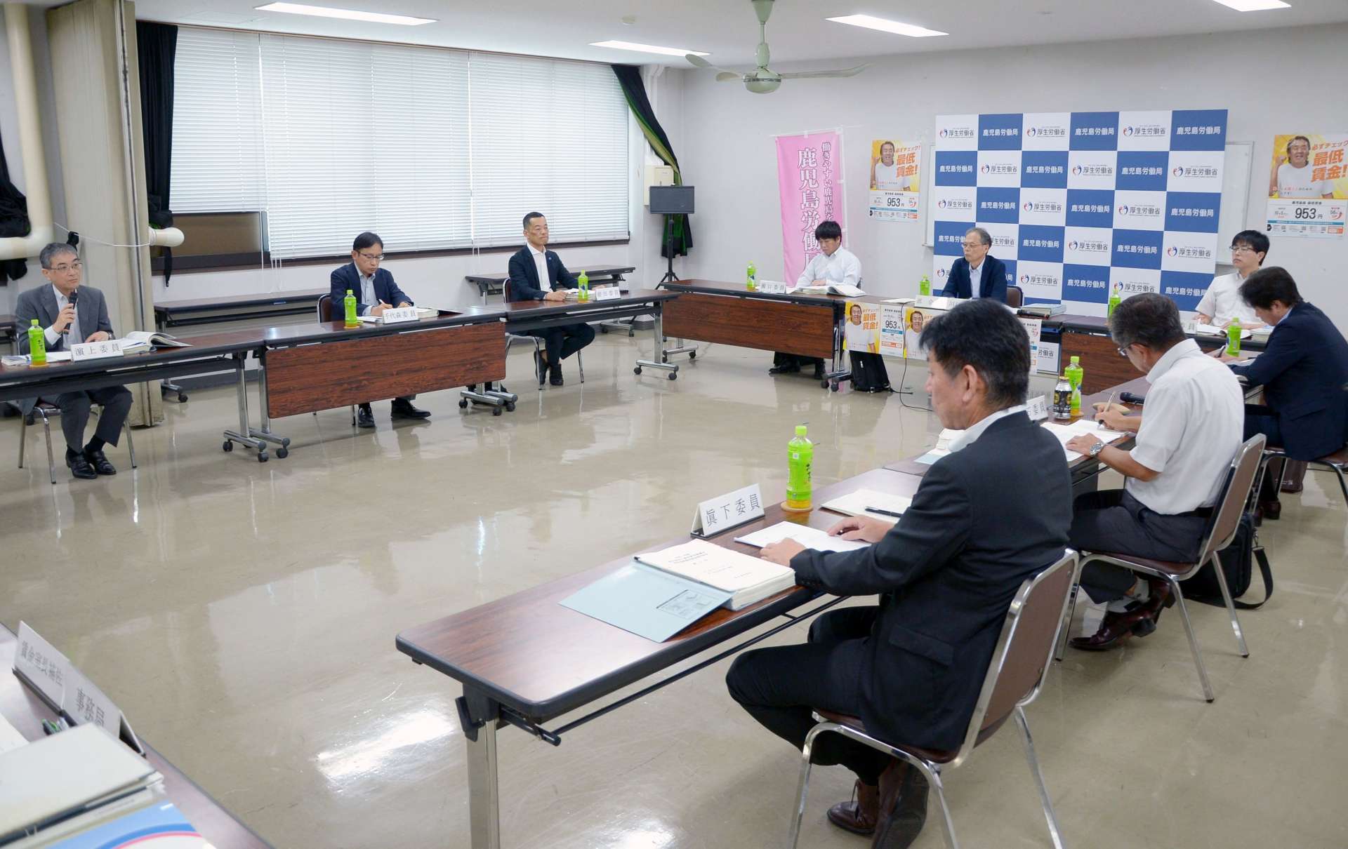 最低賃金の改定に向けた審議会の第２回専門部会＝５日、鹿児島市の鹿児島合同庁舎