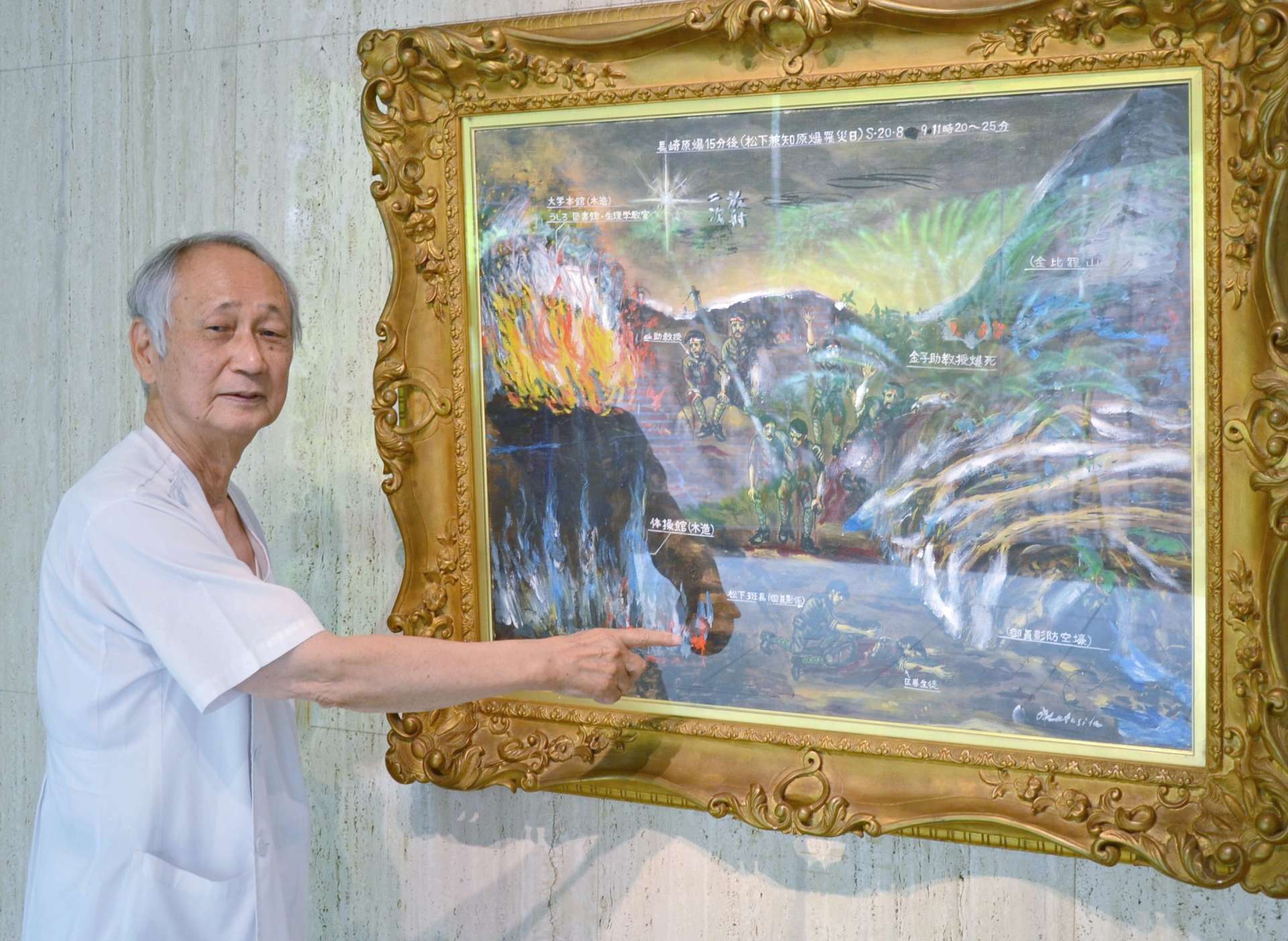 「原爆１５分後」に描かれた兼知さんを指す松下謙介さん＝霧島市福山の松下美術館