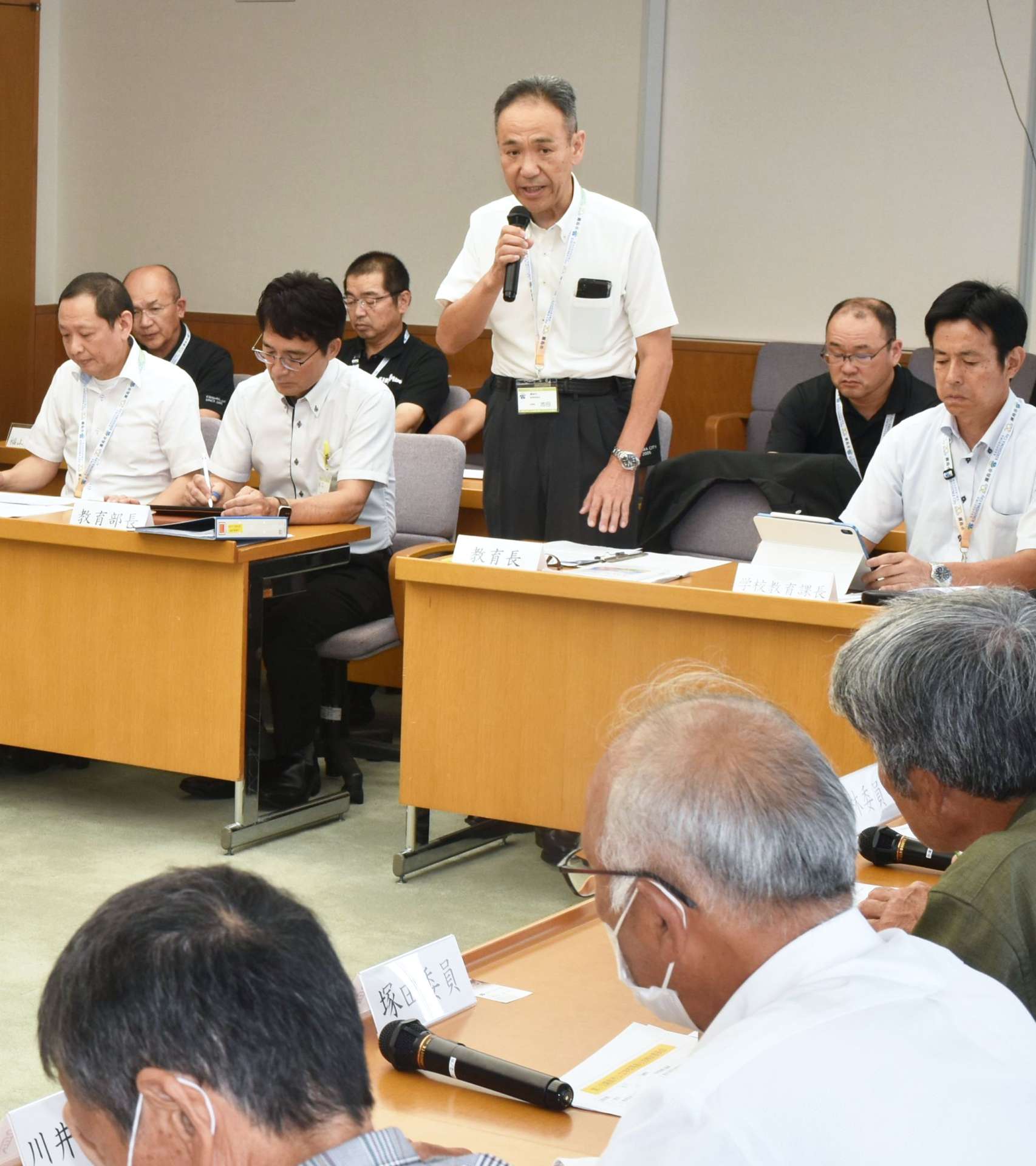 これからの公立学校のあり方について考える検討検討委員会であいさつする池田浩一教育長＝霧島市役所