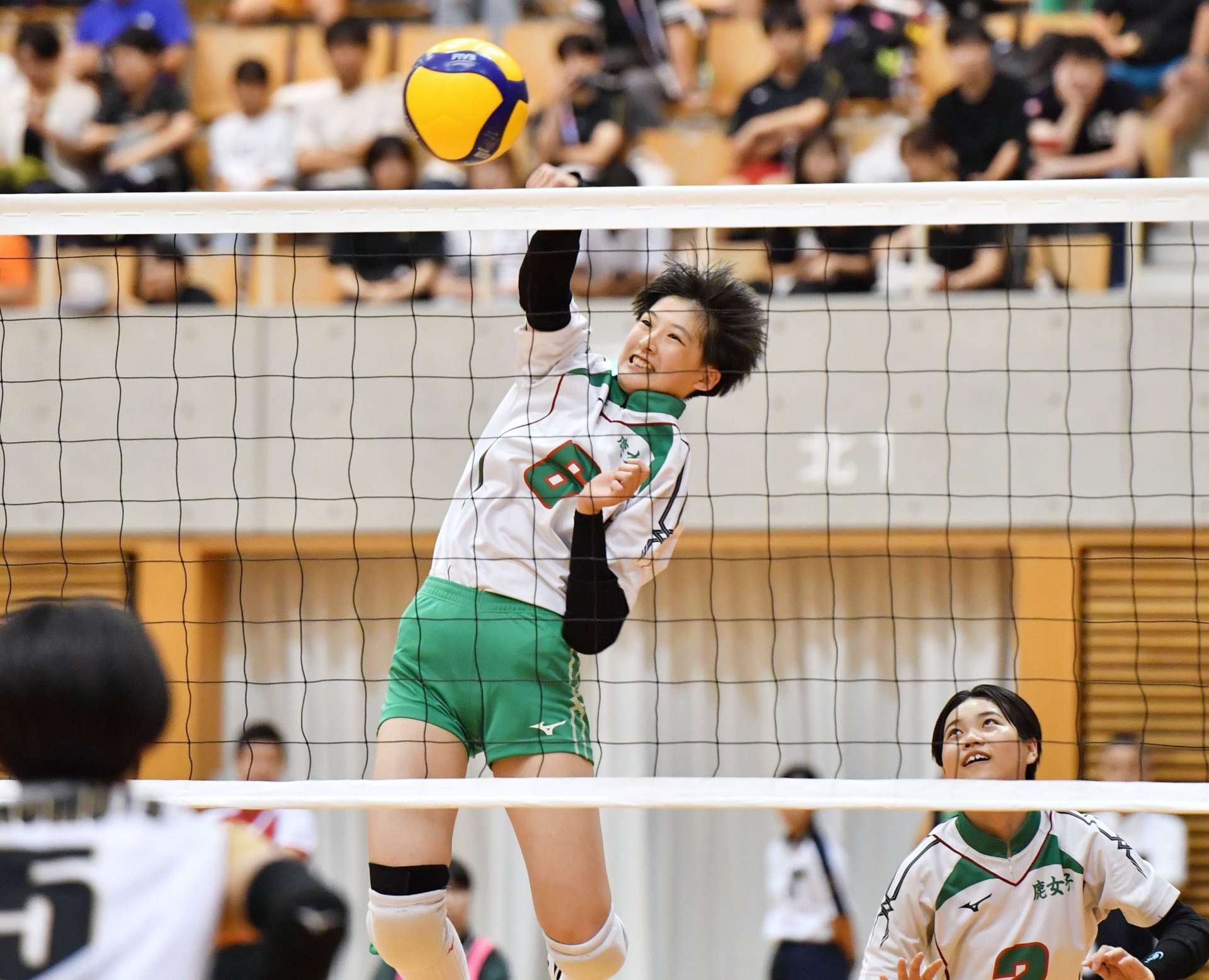 予選グループ戦第１セット、鹿女・澁谷がスパイクを決め１７－１０とする＝ジップアリーナ岡山