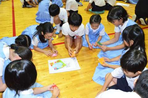 平和への願いを込め、鶴を折る児童たち＝６日、広島市南区の広島大学付属小学校