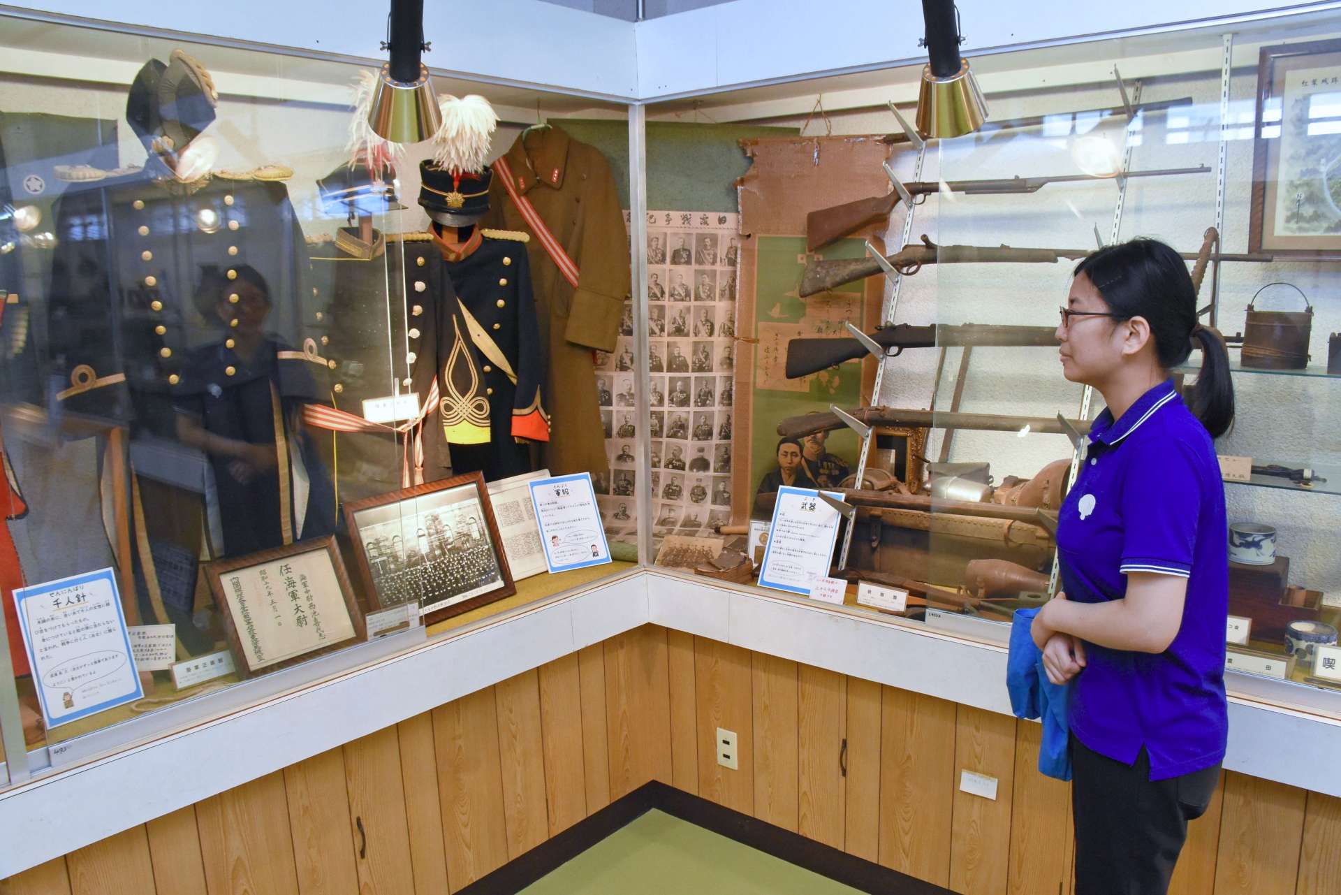 軍服や武器などが並ぶスペース＝出水市の高尾野郷土館