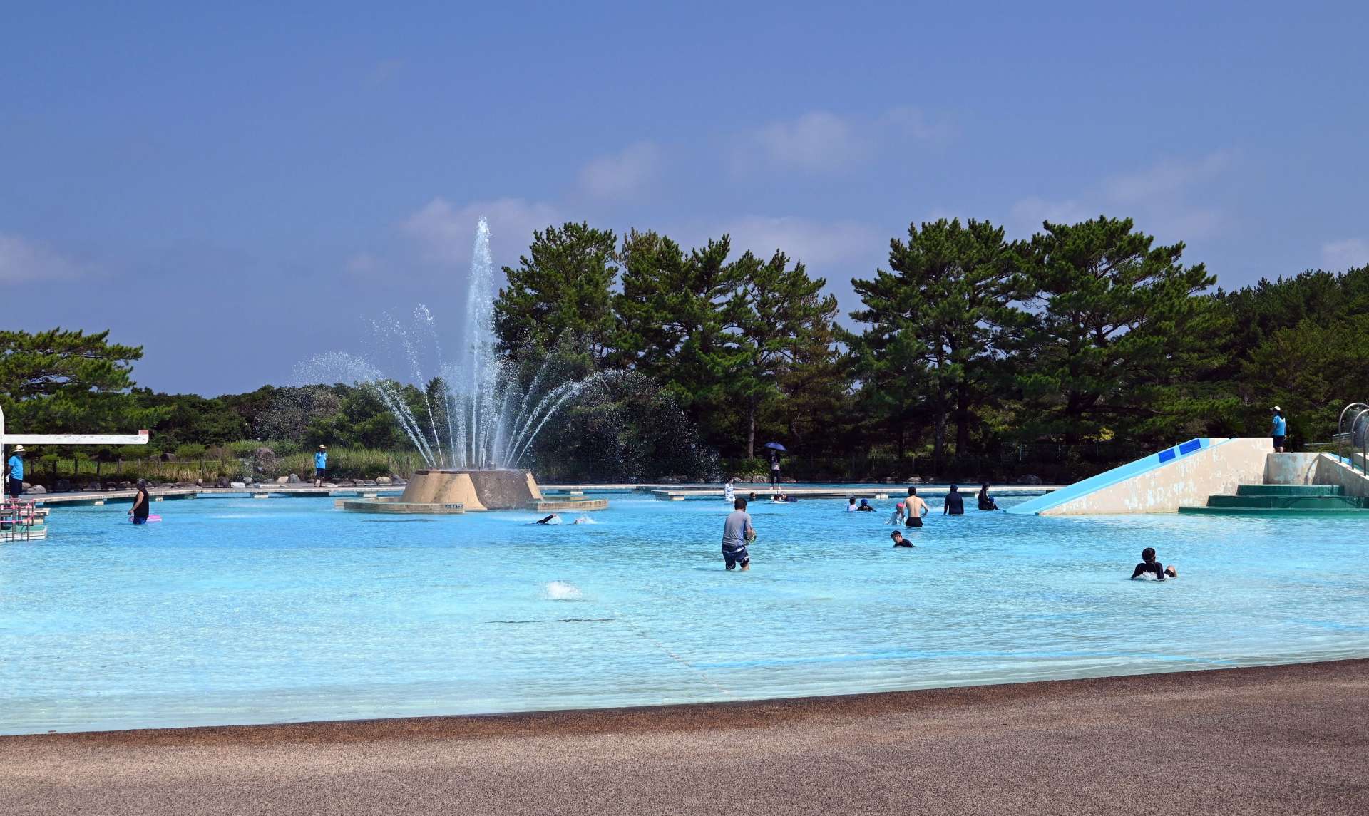 ３年ぶりに開園したなぎさのプール＝２日、南さつま市の吹上浜海浜公園