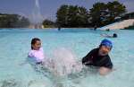 なぎさのプールで遊ぶ子どもたち＝南さつま市の吹上浜海浜公園