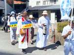 「広島原爆の残り火」を手にザビエル教会を出発する平和巡礼の参加者＝６日、鹿児島市照国町