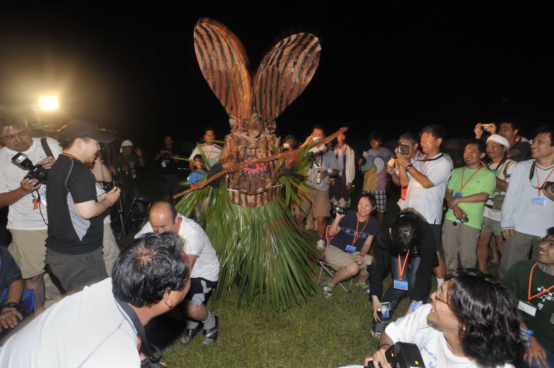 〈別カット〉２００９年の皆既日食ツアーで、島民との交流会に登場した「ボゼ」＝２００９年７月２１日、十島村悪石島