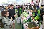 荒茶生産量の日本一達成を記念して行われた感謝祭＝３月２９日、鹿児島市中央町のアミュ広場