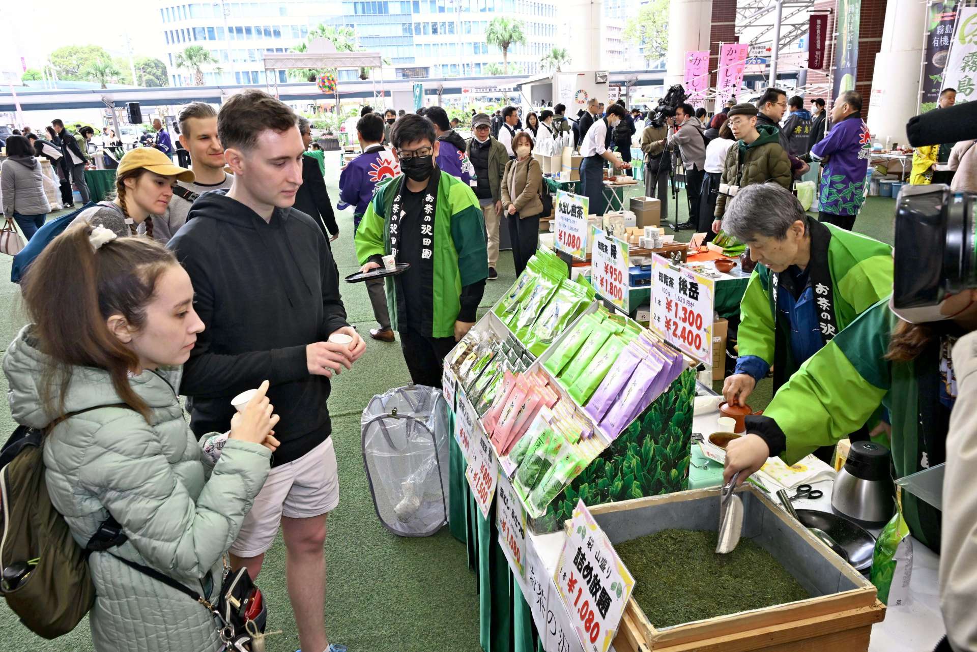 荒茶生産量の日本一達成を記念して行われた感謝祭＝３月２９日、鹿児島市中央町のアミュ広場