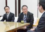 下鶴隆雄市長と懇談する南日本技術コンサルタンツの松元愼二社長（左）とソフト流通センターの徳留勝広社長＝鹿児島市役所
