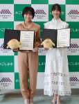 鹿児島市の「鹿児島ファン拡大アンバサダー」になった大原優乃さん（左）と松本麗世さん＝鹿児島市役所
