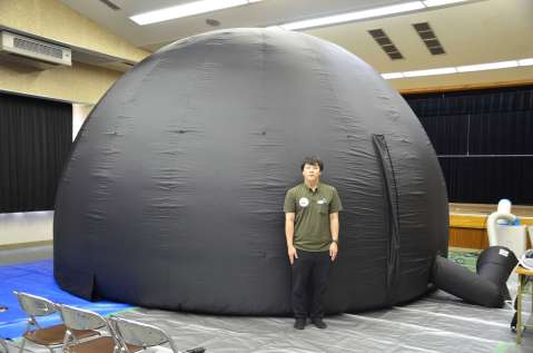 〈関連＝大人と比べて大きさはこれくらい〉空気を入れて半円状に拡張したモバイルプラネタリウムの外観＝都城市姫城町
