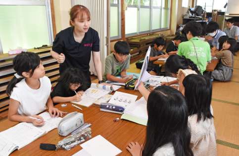 〈関連〉大学生に教わりながら勉強に取り組む子どもたち＝出水市高尾野町柴引