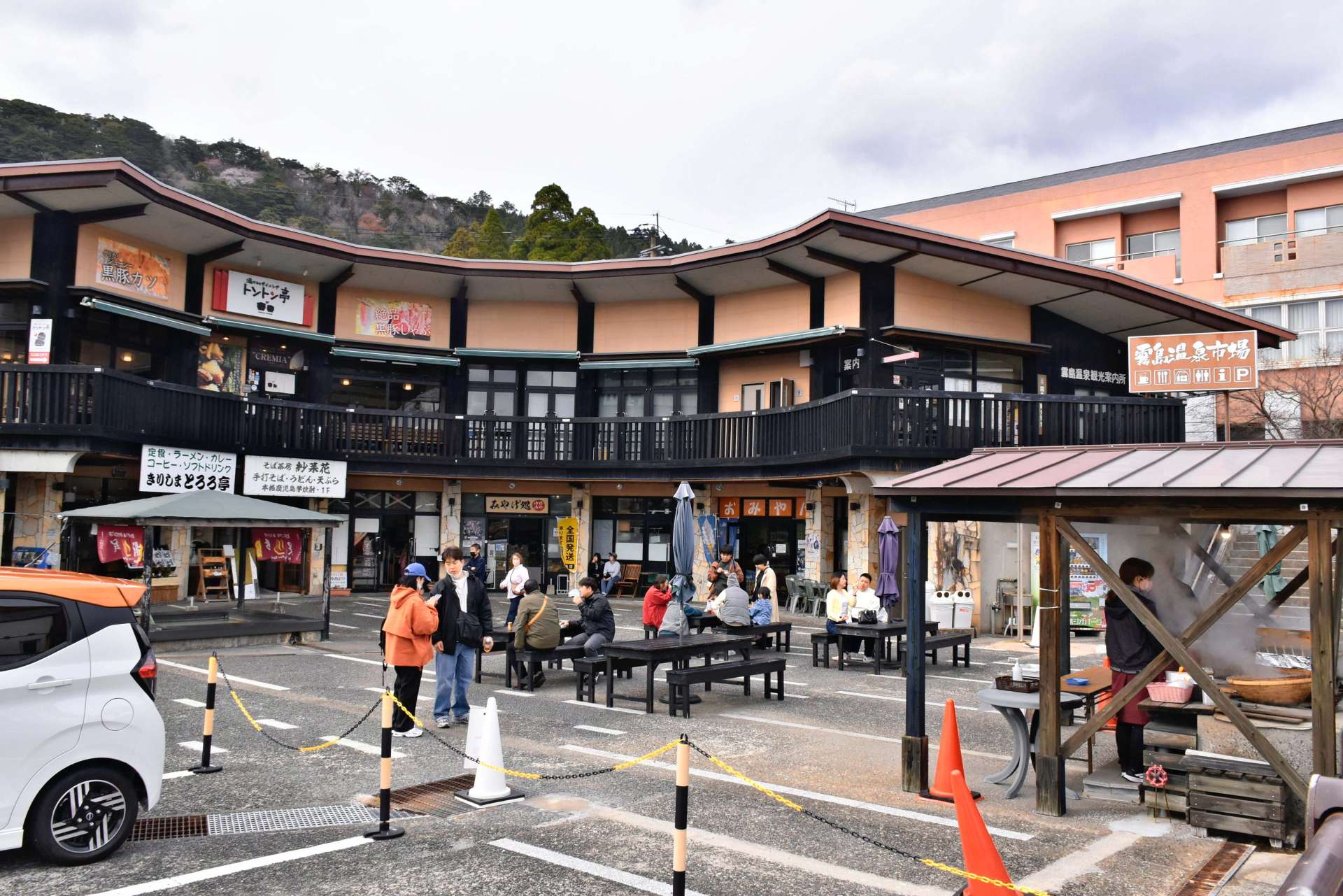 〈資料写真〉観光客でにぎわう霧島温泉市場＝４月５日、霧島市牧園町高千穂
