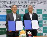 包括連携協定を締結した鹿児島大の井戸章雄学長（右）と宮崎大の鮫島浩学長＝７日、鹿児島市の鹿大郡元キャンパス