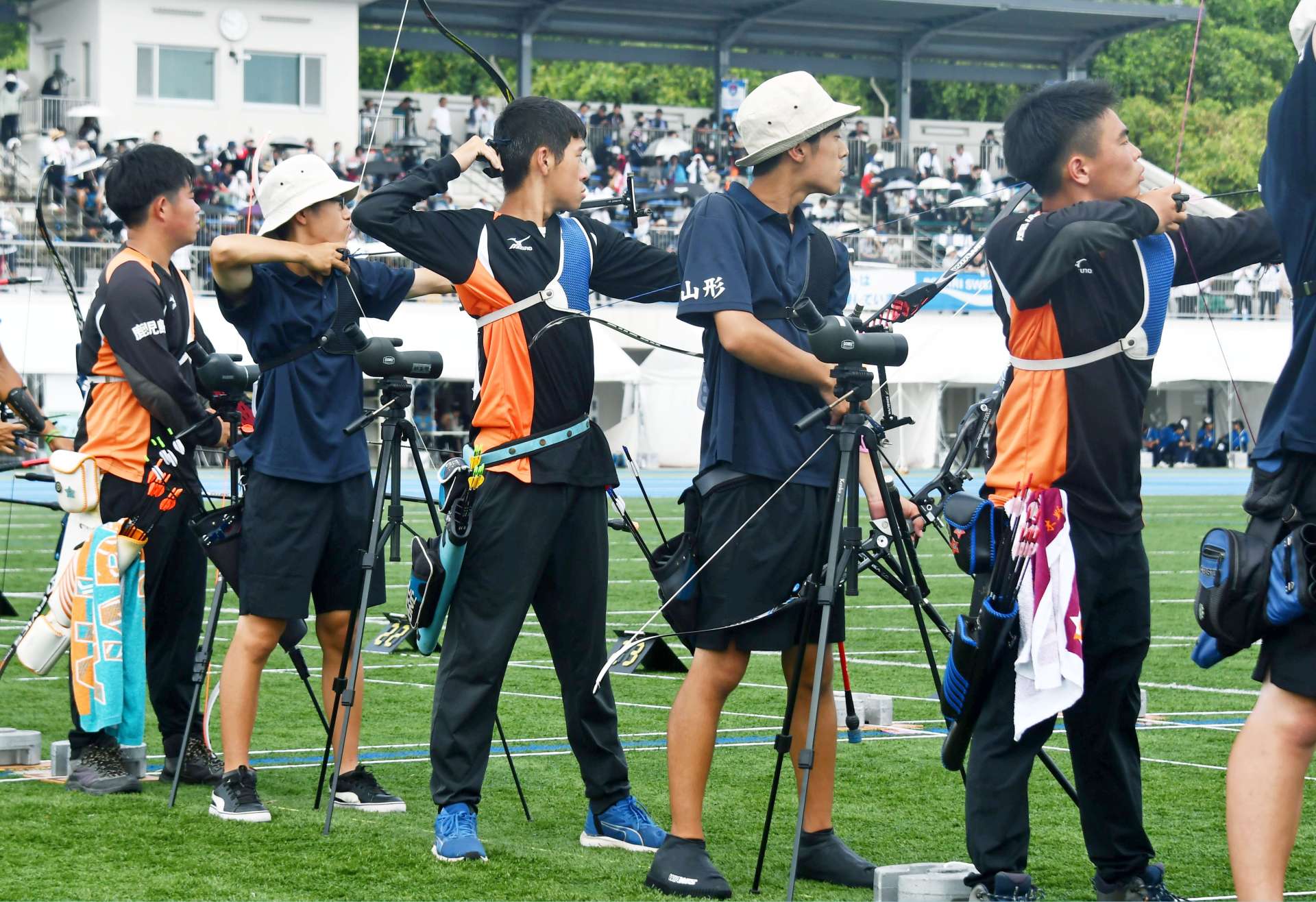 予選を突破した男子団体・串木野（中袴田羚＝左、本田＝同３人目、中袴田遊＝同５人目）＝岩国市愛宕スポーツコンプレックス陸上競技場