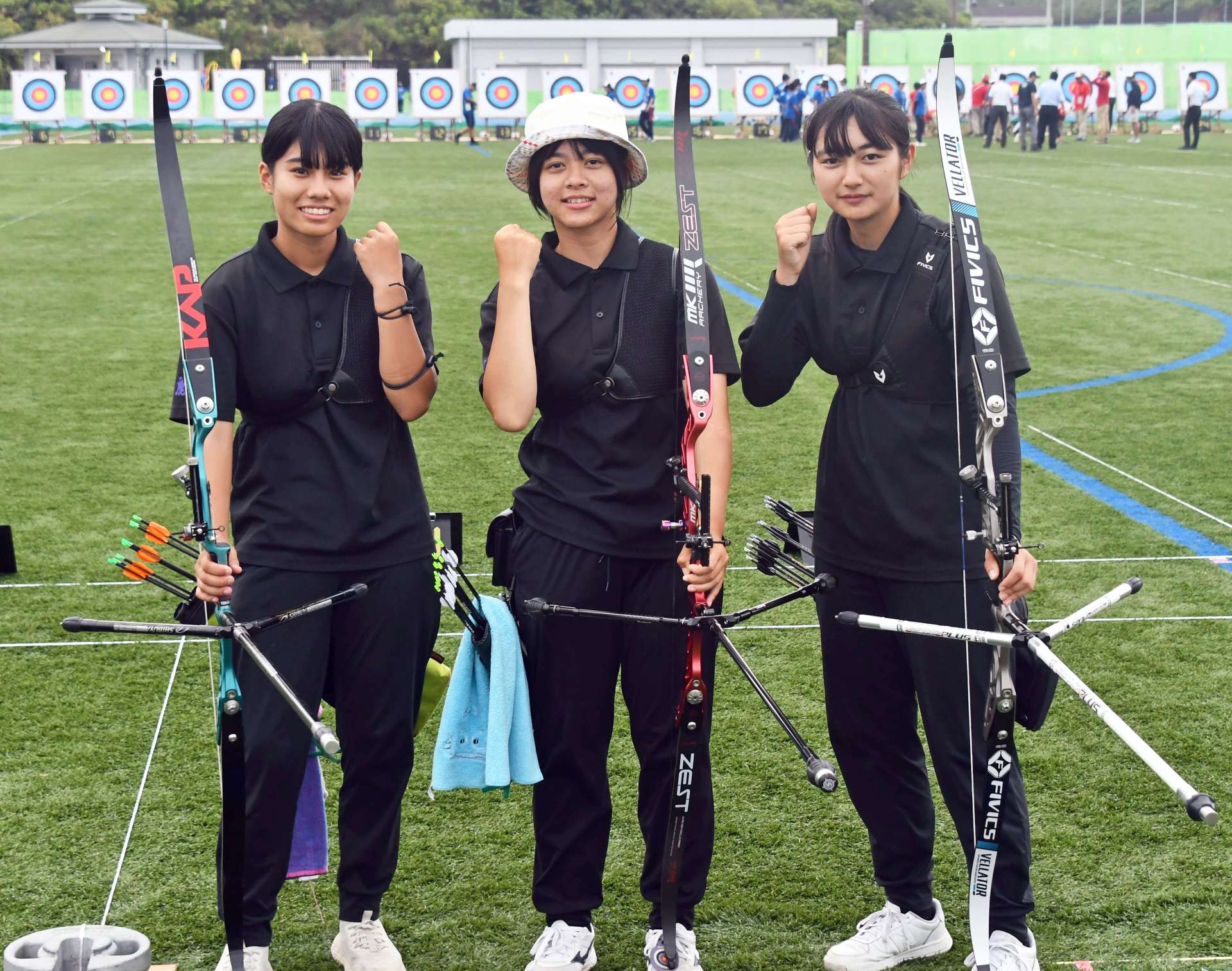 アーチェリー女子団体の鹿工（左から米原、宮田、浜田）＝岩国市愛宕スポーツコンプレックス陸上競技場
