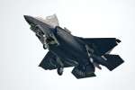 新田原基地に向かう航空自衛隊のＦ３５Ｂ＝７日午後、宮崎県新富町