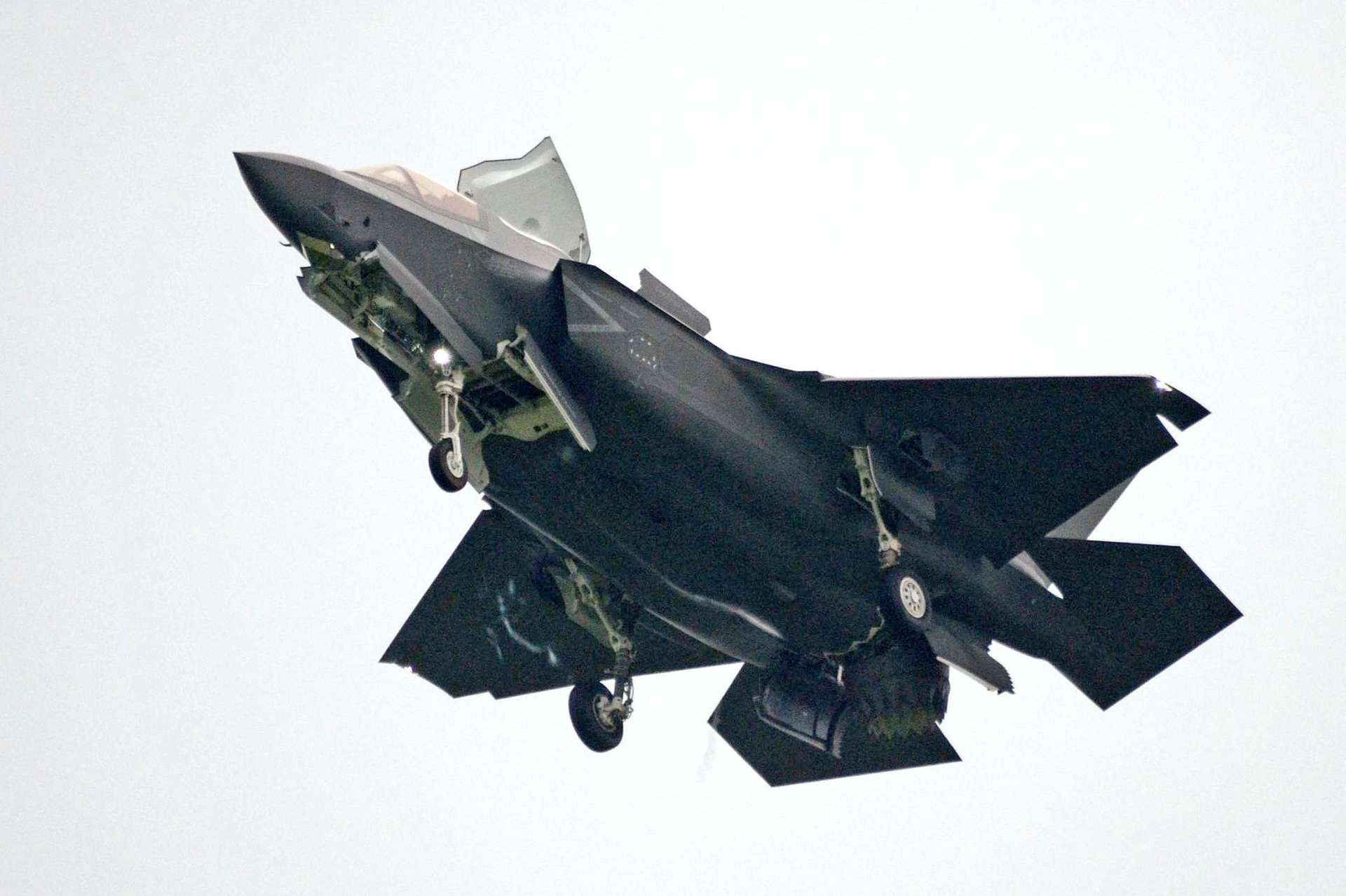 新田原基地に向かう航空自衛隊のＦ３５Ｂ＝７日午後、宮崎県新富町