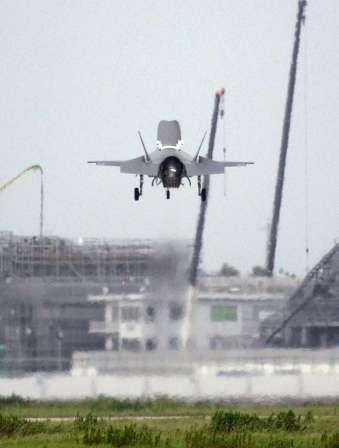 新田原基地に垂直着陸する航空自衛隊のＦ３５Ｂステルス戦闘機＝７日午後、宮崎県新富町