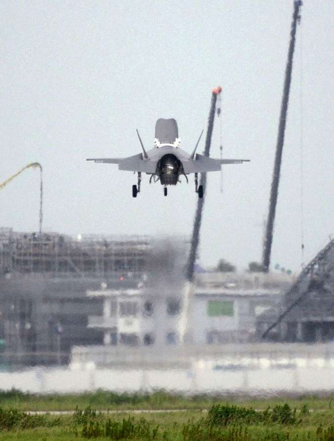 新田原基地に垂直着陸する航空自衛隊のＦ３５Ｂステルス戦闘機＝７日午後、宮崎県新富町