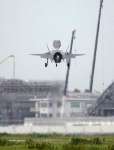 新田原基地に垂直着陸する航空自衛隊のＦ３５Ｂステルス戦闘機＝７日午後、宮崎県新富町