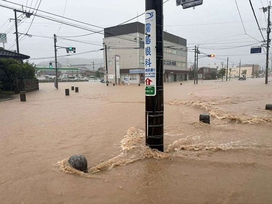 茶色く濁った水に漬かった道路＝８日午前６時５５分ごろ、霧島市国分中央３丁目のＪＲ国分駅付近