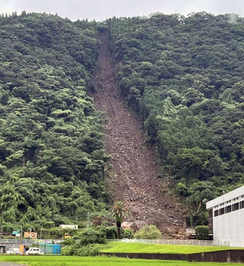 〈関連〉土砂が崩れ、事業所まで流れ込んだ＝８日午前８時５０分、霧島市国分敷根