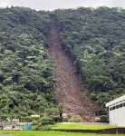 〈関連〉土砂が崩れ、事業所まで流れ込んだ＝８日午前８時５０分、霧島市国分敷根