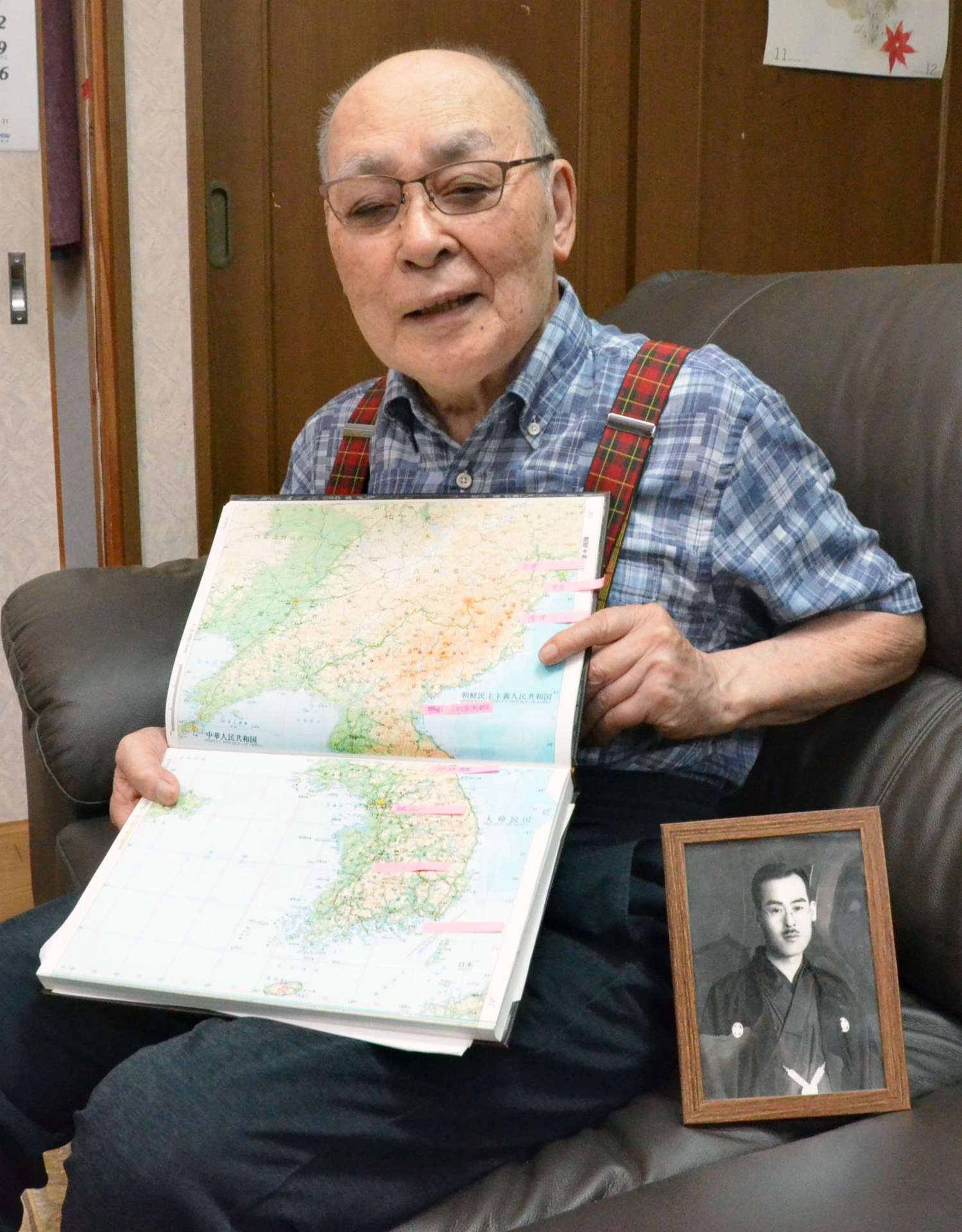 引き揚げを待つ間、北朝鮮での過酷な暮らしを振り返る河原畑剛さん＝７月、鹿児島市吉野町