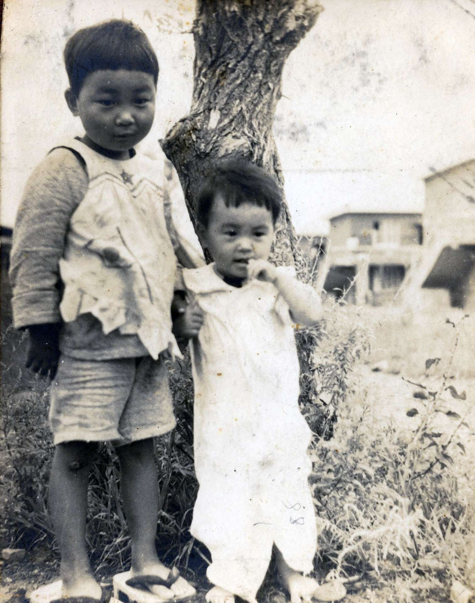 ３歳の頃の河原畑剛さん（左）。手をつないでいる妹の美保子さんは、物乞いへ出かけたまま戻らなかった＝１９３９年６月