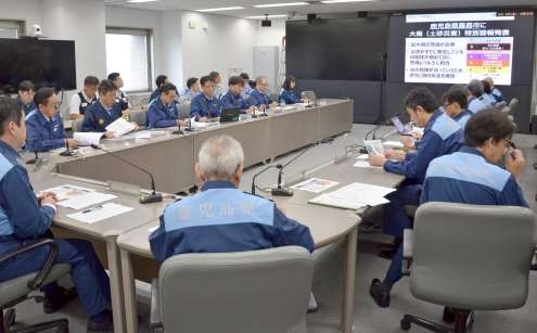 大雨特別警報に伴う被害状況を確認する県の災害対策本部会議＝８日、県庁