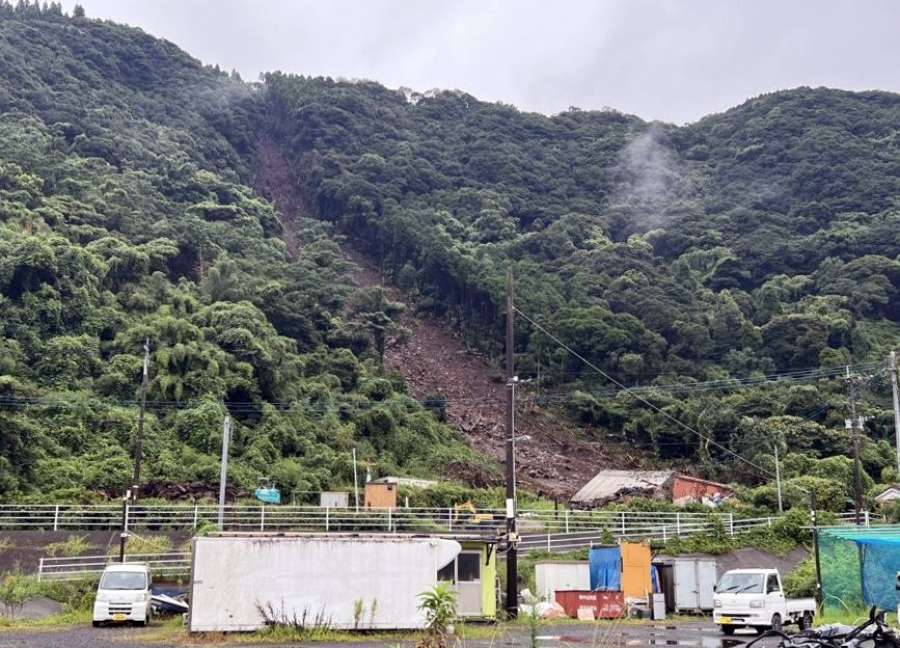 大雨で土砂が崩れた山＝８日午前８時５０分ごろ、霧島市国分敷根