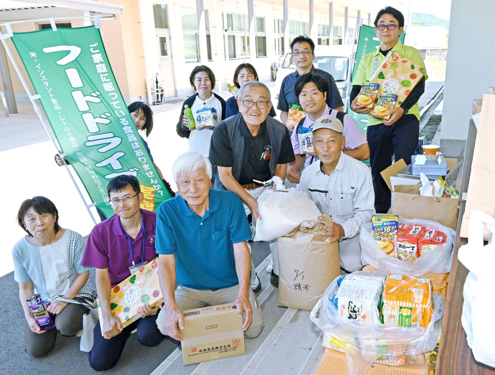 フードドライブを始めた「金峰ボランティアの会」のメンバーら＝南さつま市金峰町尾下