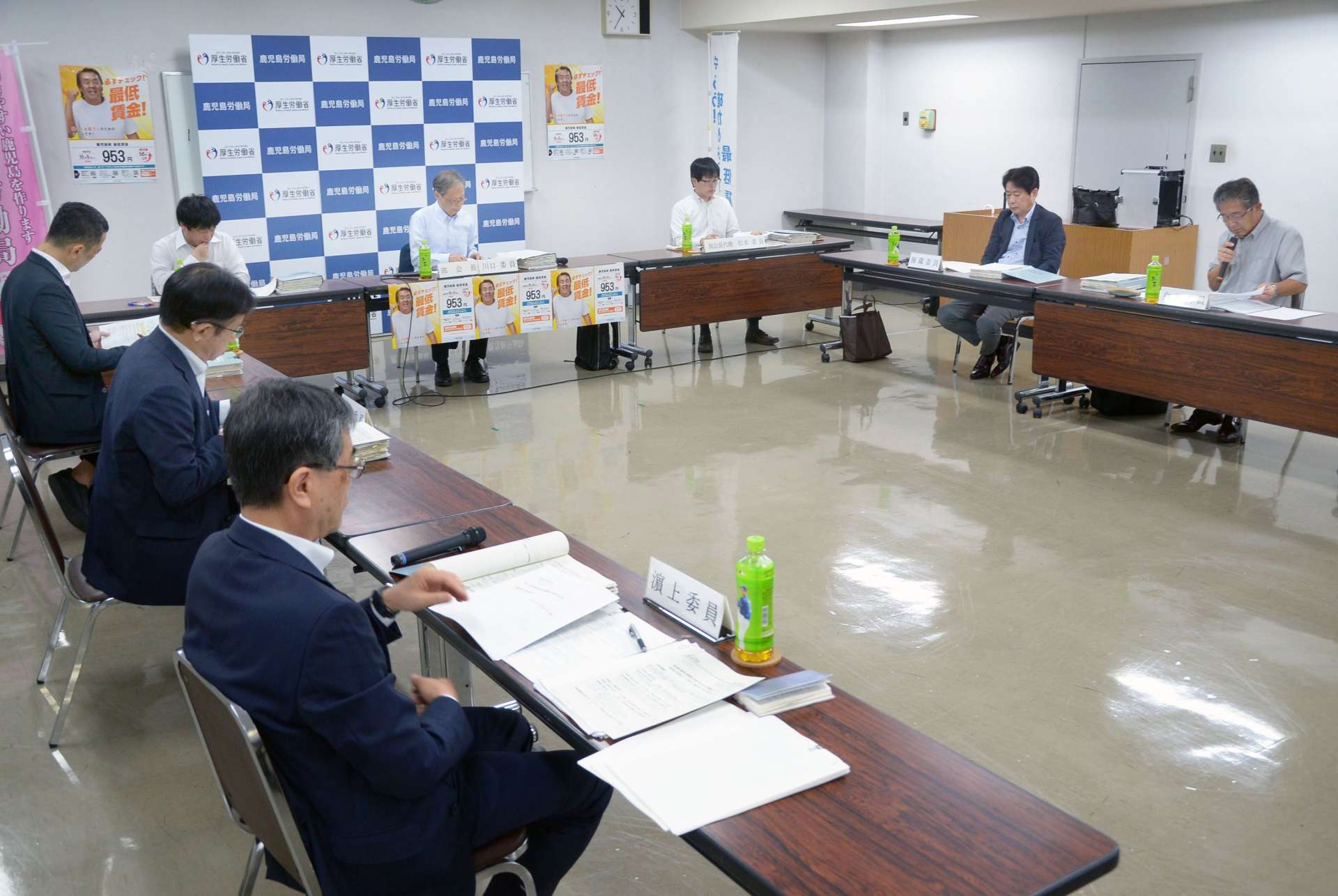 最低賃金の改定に向けた審議会の第３回専門部会＝８日、鹿児島市の鹿児島合同庁舎