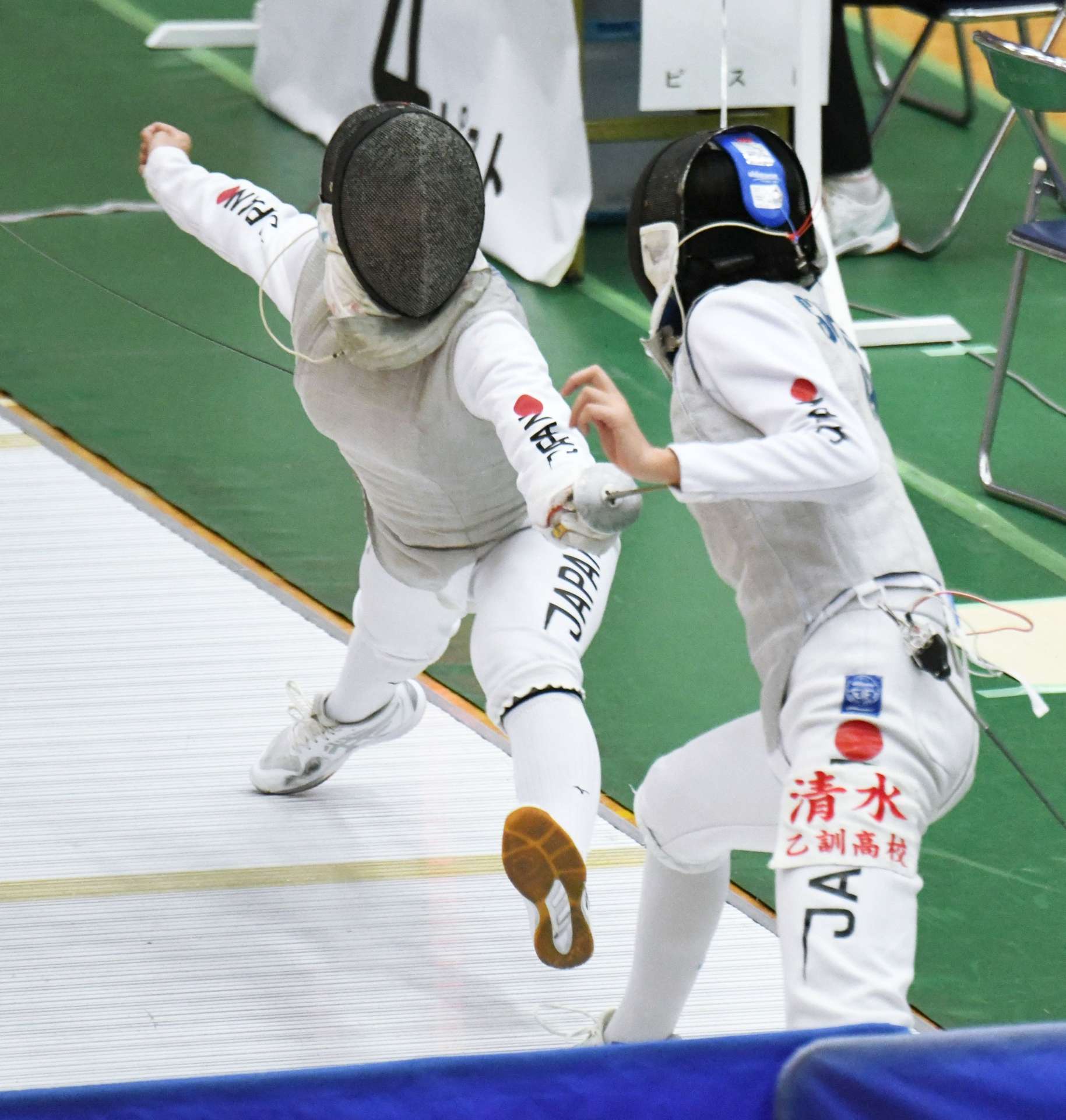 女子個人フルーレ決勝、突きでポイントを奪い優勝を決める桐木平乃愛（鹿南、左）＝安来市民体育館