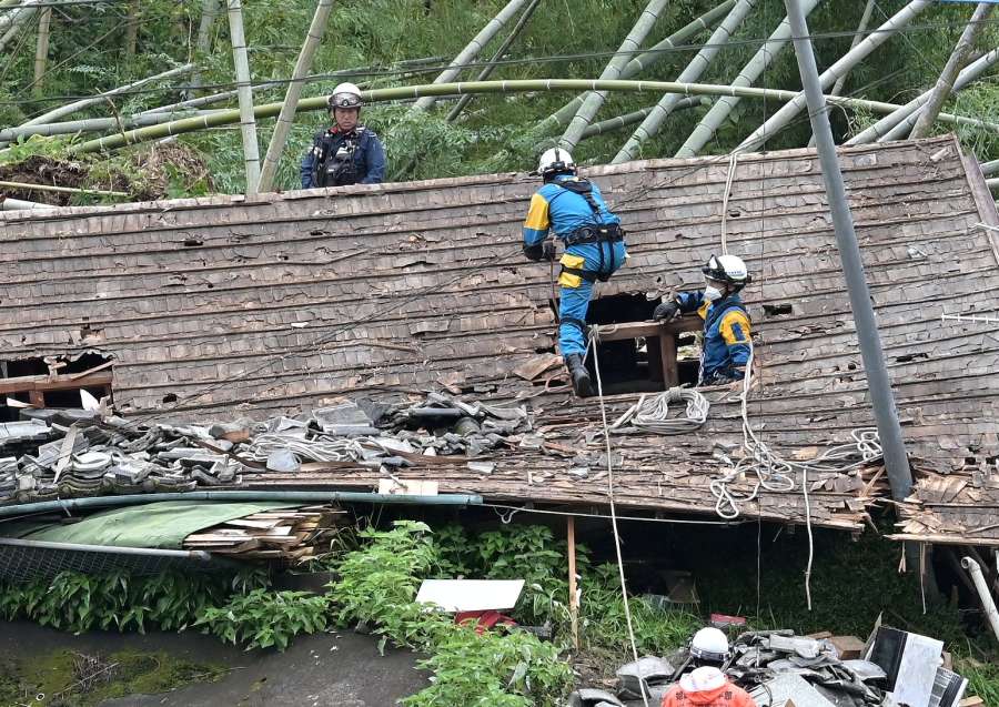 倒壊した家屋で続けられる捜索活動＝８日午後４時５０分、姶良市蒲生町白男（田中公人撮影）