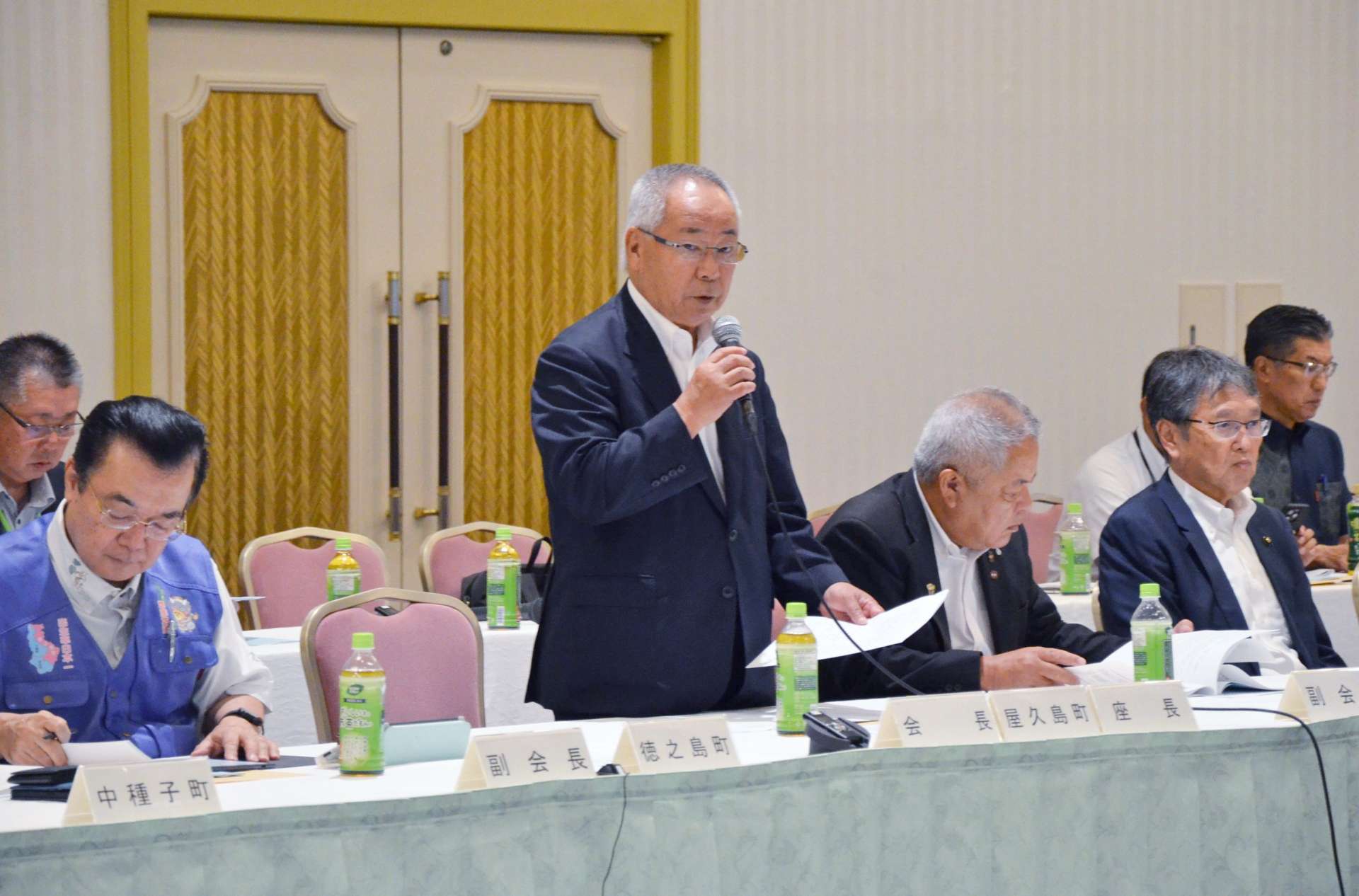 離島行政懇談会であいさつする荒木耕治会長＝８日、鹿児島市の鹿児島サンロイヤルホテル