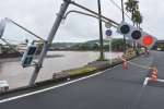 土台が崩れて傾いた信号機＝８日午前９時１５分、姶良市加治木の網掛橋付近