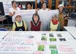 戦中戦後の食べ物を紹介するパネルを作った鹿児島医療生協の組合員ら＝２３日、鹿児島市谷山中央５丁目