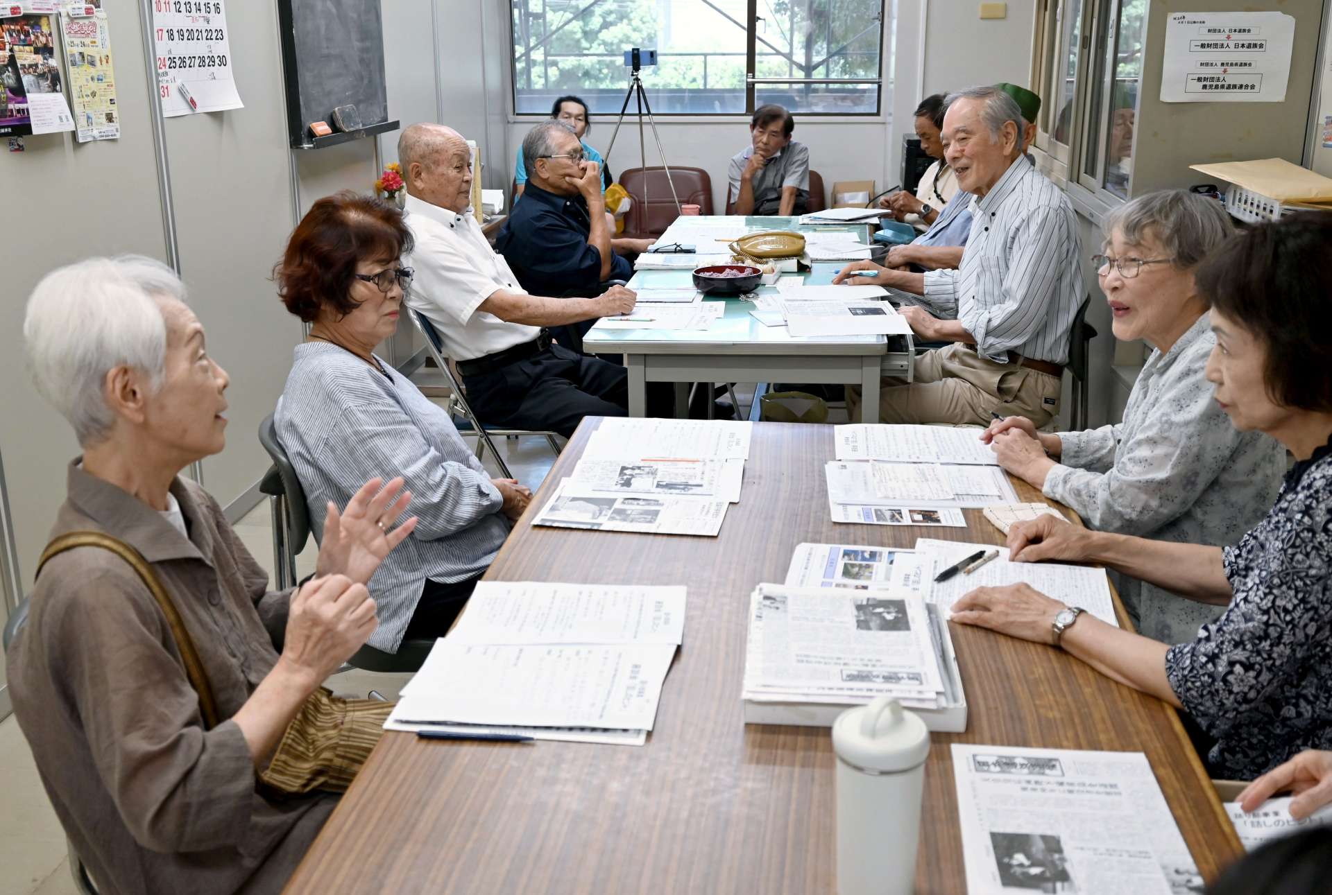 自身の半生について語り合う「戦争を語り継ぐ遺児の会」会員ら＝鹿児島市役所