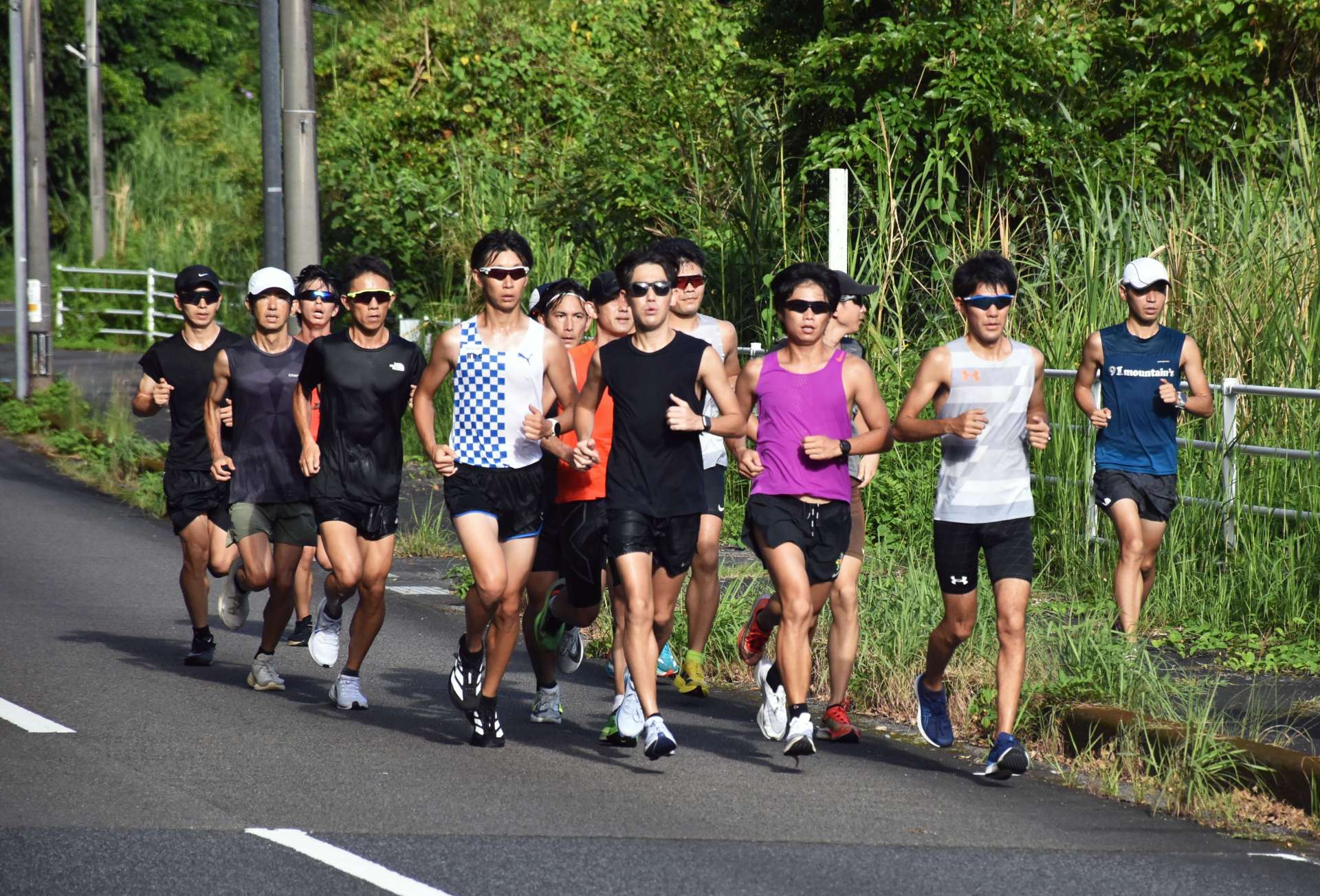 ロード走に励む選手たち＝９日、奄美市