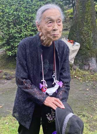 ９８歳になった今年も原爆犠牲者の追悼に訪れた桐原スズ子さん＝９日、鹿児島市の探勝園