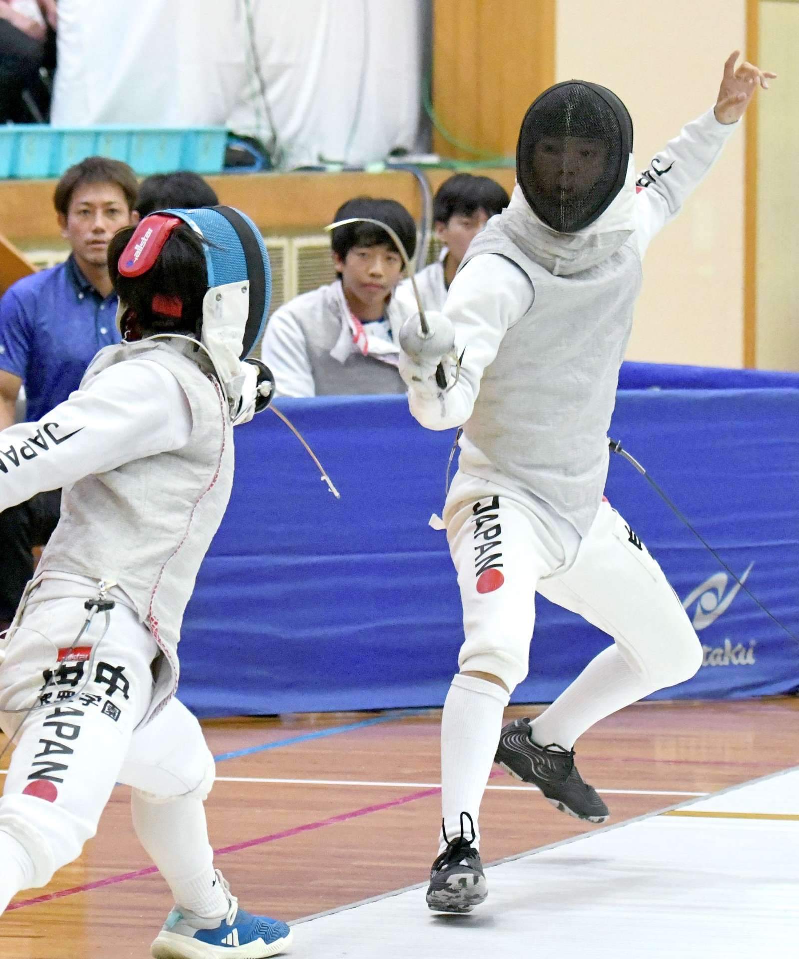 男子団体決勝、鹿南の白男川（右）が巧みな剣さばきで攻める＝安来市民体育館