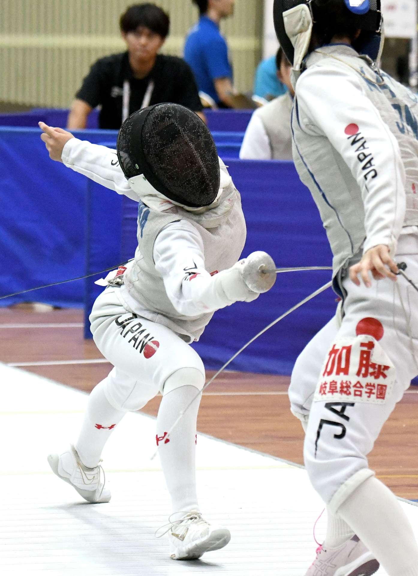 女子団体決勝、鹿南の萱島（左）が鋭い踏み込みで得点する＝安来市民体育館